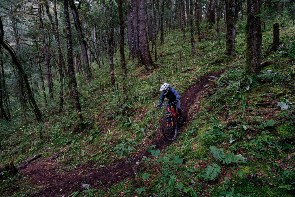 HydroFlex: los pantalones que trabajan de 9 a 6 y ruedan contigo después.