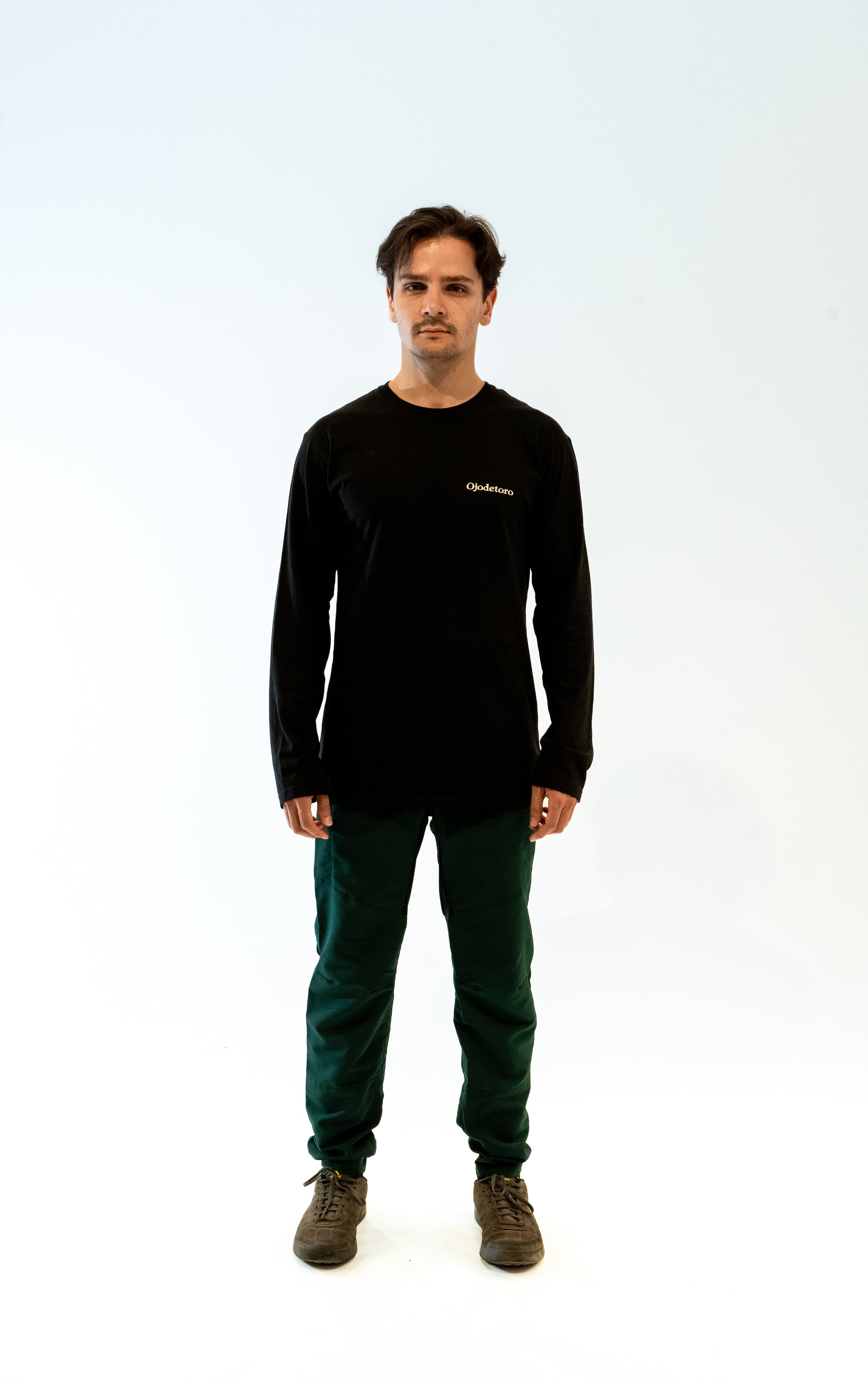 Bruma Trail Running Tee Negro - frente fondo blanco