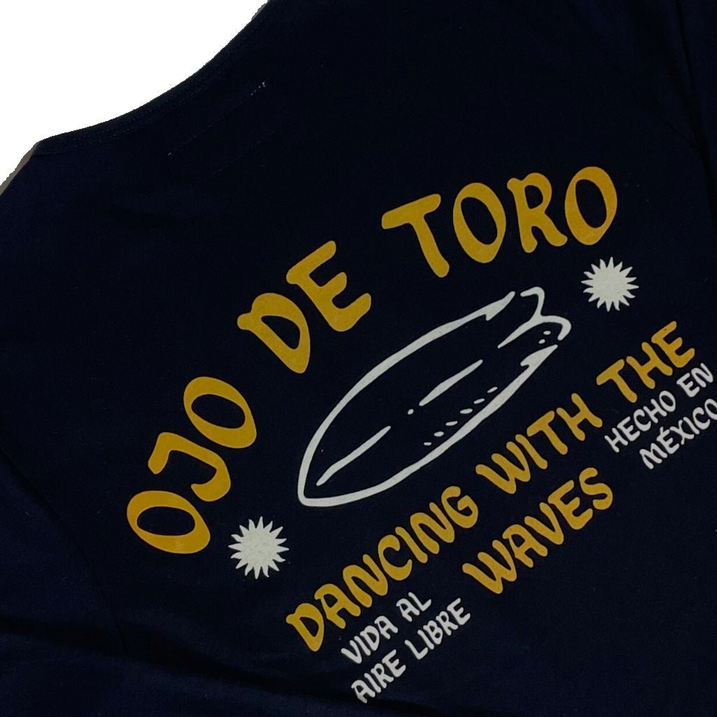 Dancing With The Waves Tee | Azul Marino Manga Larga - OjoDeToro